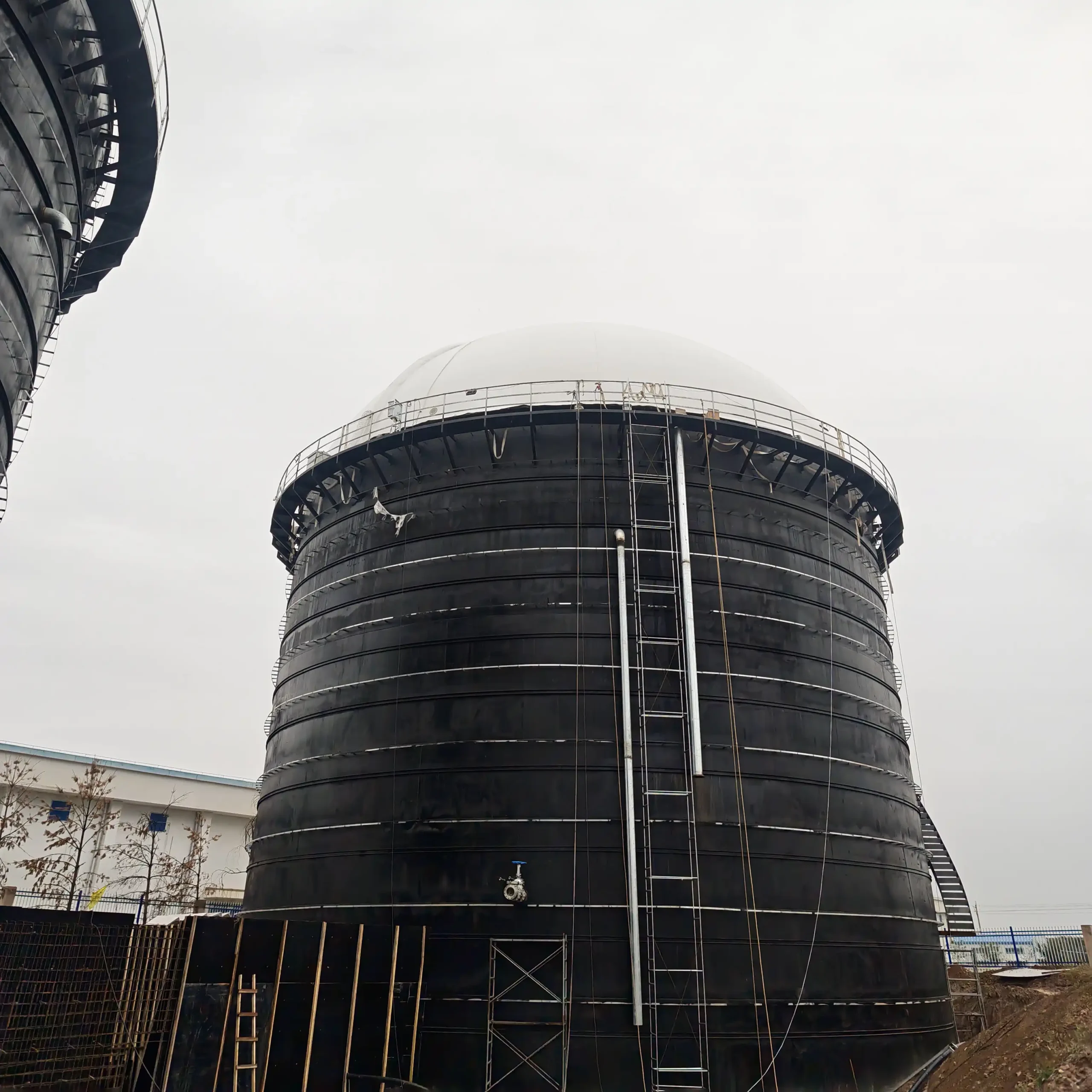 Integrated biogas cover
